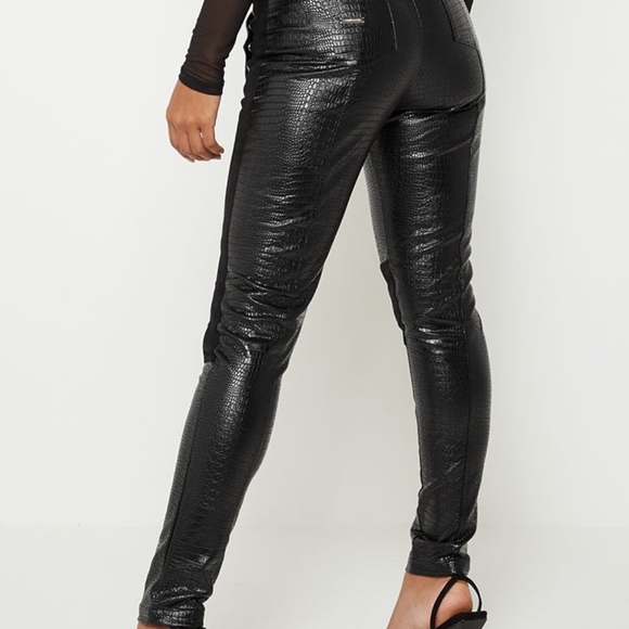 Sleek Black High-Rise Leggings with Glossy Finish - Picture 5 of 5